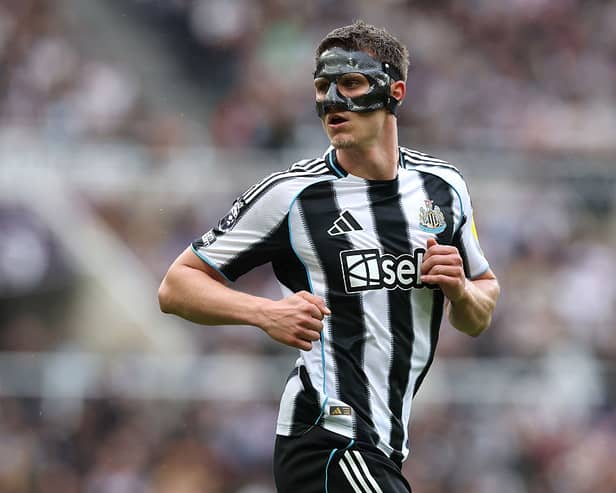 NEWCASTLE UPON TYNE, ENGLAND - APRIL 18: Newcastle United defender Sven Botman wearing a protective face mask in action during the Premier League match between Newcastle United and Bournemouth at St James' Park on April 18, 2026 in Newcastle upon Tyne, England. (Photo by Stu Forster/Getty Images)