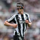 NEWCASTLE UPON TYNE, ENGLAND - APRIL 18: Newcastle United defender Sven Botman wearing a protective face mask in action during the Premier League match between Newcastle United and Bournemouth at St James' Park on April 18, 2026 in Newcastle upon Tyne, England. (Photo by Stu Forster/Getty Images)