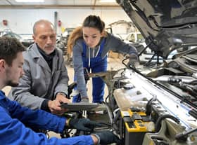 Helping apprentices advance in the workplace (photo: Adobe)