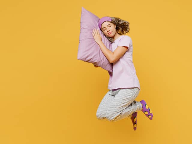 Less than a third of Brits sleep with the recommended one pillow, research found (photo: Adobe)