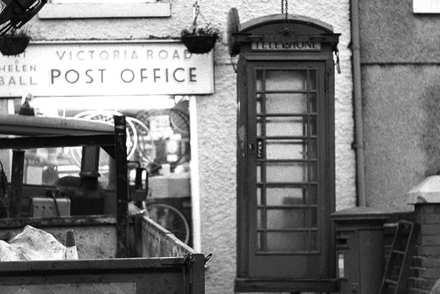 Removal of Victoria Road telephone box in 1990