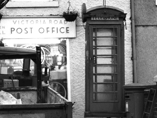 Removal of Victoria Road telephone box in 1990