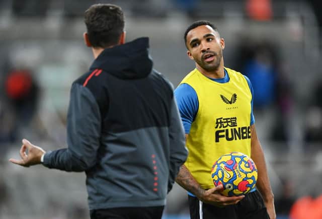 Callum Wilson of Newcastle United speaks with Jason Tindall, Coach of Newcastle United as he warms up prior to the Premier League match between Newcastle United and Norwich City at St. James Park on November 30, 2021 in Newcastle upon Tyne, England. (Photo by Stu Forster/Getty Images)