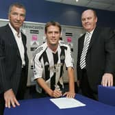 Michael Owen signs for Newcastle United flanked by team manager, Graeme Souness and Chairman, Freddy Shepherd (Photo by Alex Livesey/Getty Images)