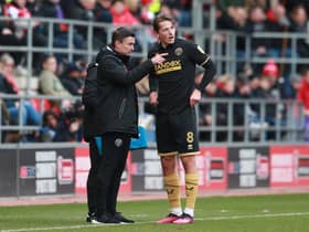 Sheffield United manager Paul Heckingbottom with midfielder Sander Berge: Simon Bellis / Sportimage
